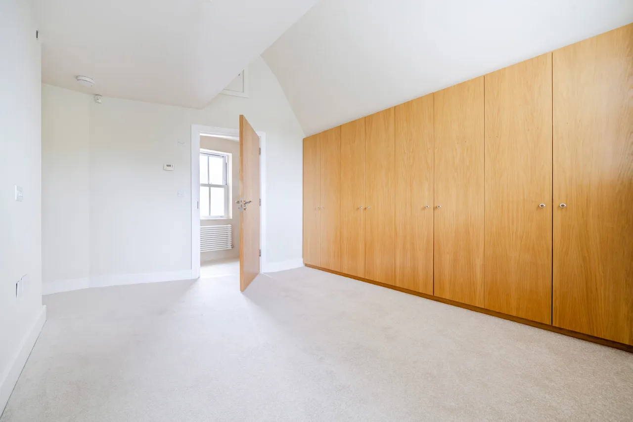 Risegate Lodge, Holden Road, Woodside Park, London, Greater London, N12 7DU, photo 8