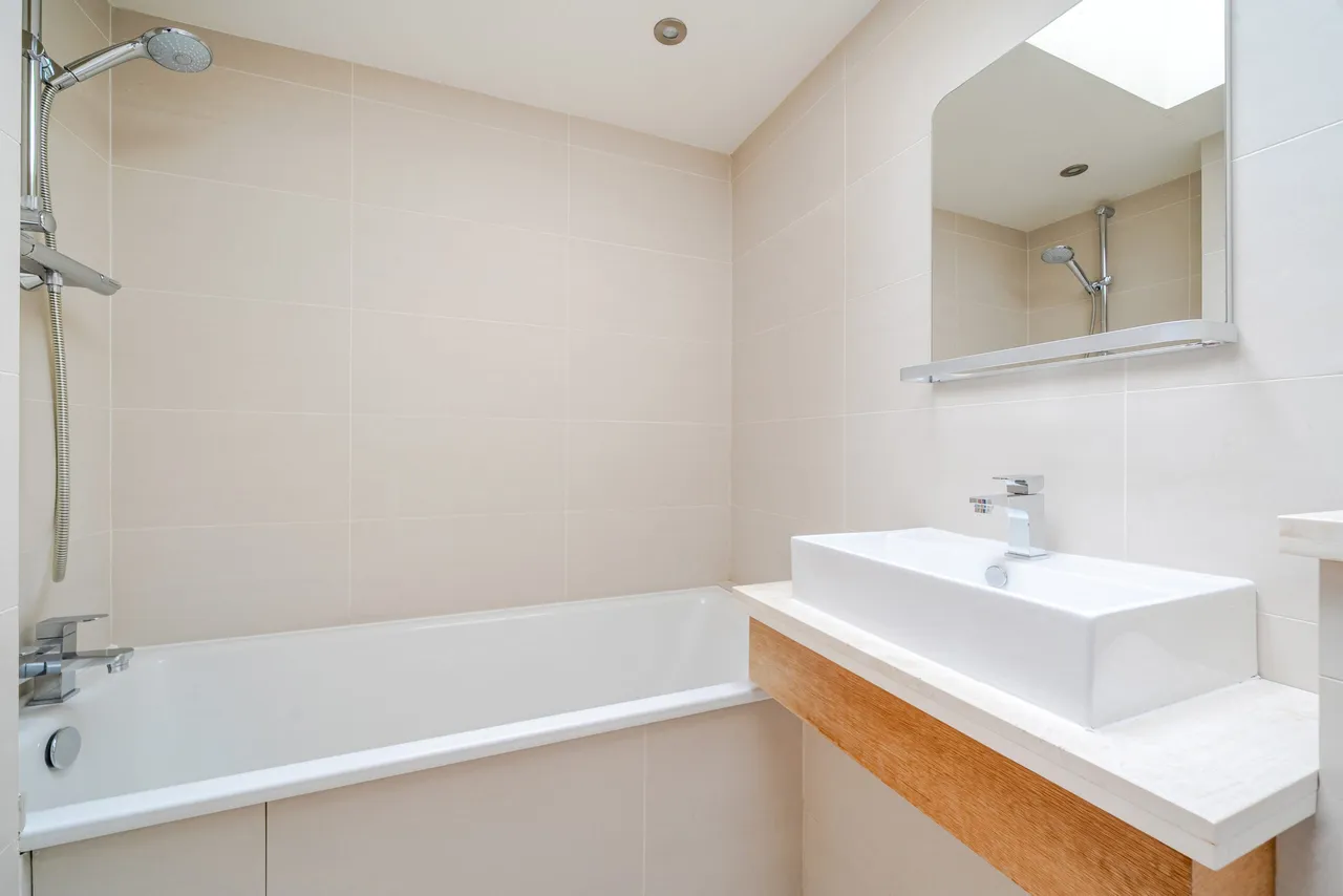 Risegate Lodge, Holden Road, Woodside Park, London, Greater London, N12 7DU, photo 13