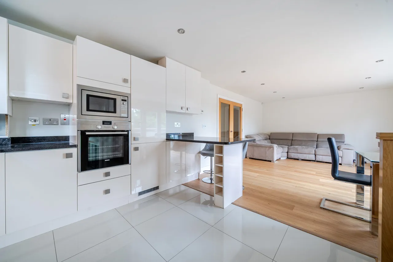 Risegate Lodge, Holden Road, Woodside Park, London, Greater London, N12 7DU, photo 6