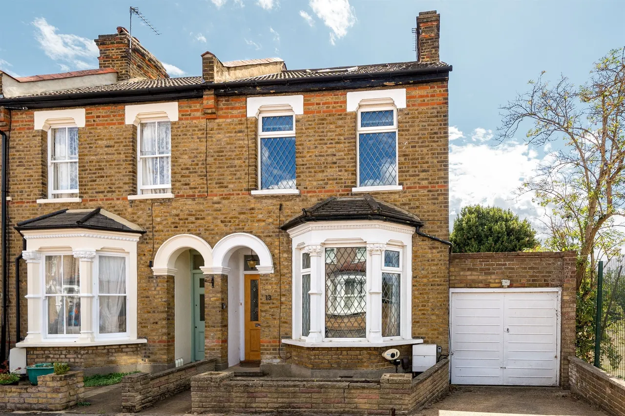 3 bed house for sale — Bell Road, Enfield