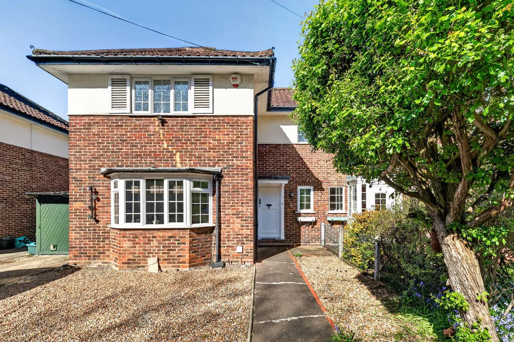 3 bed house for sale — Abbotts Tilt Hersham, Walton-On-Thames KT12 4RB