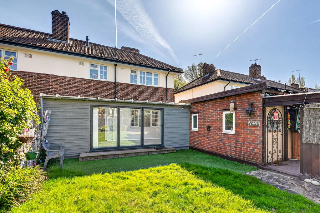Abbotts Tilt Hersham, Walton-On-Thames KT12 4RB, photo 3