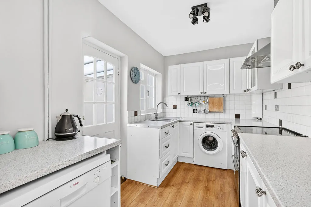 Abbotts Tilt Hersham, Walton-On-Thames KT12 4RB, photo 6