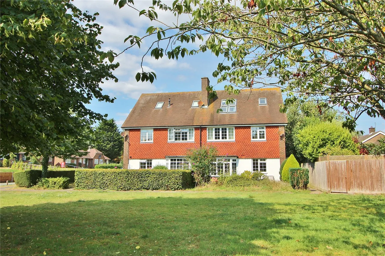 2 bed flat for sale, Horsham Road, Findon, BN14