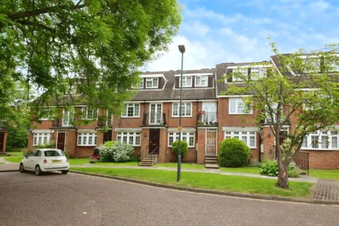 2 bed flat for sale, Bramble Close, Stanmore, HA7