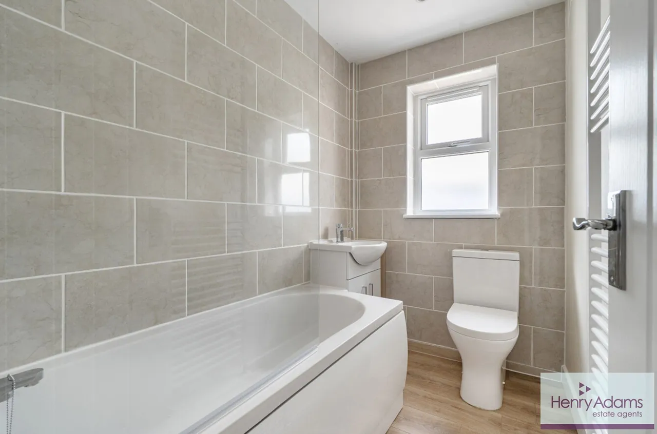 First Avenue, Catherington, PO8, photo 12
