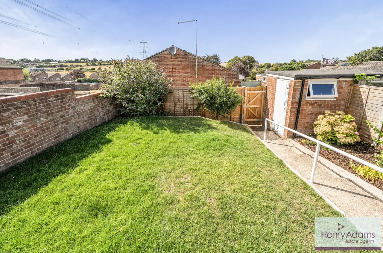 First Avenue, Catherington, PO8, photo 17