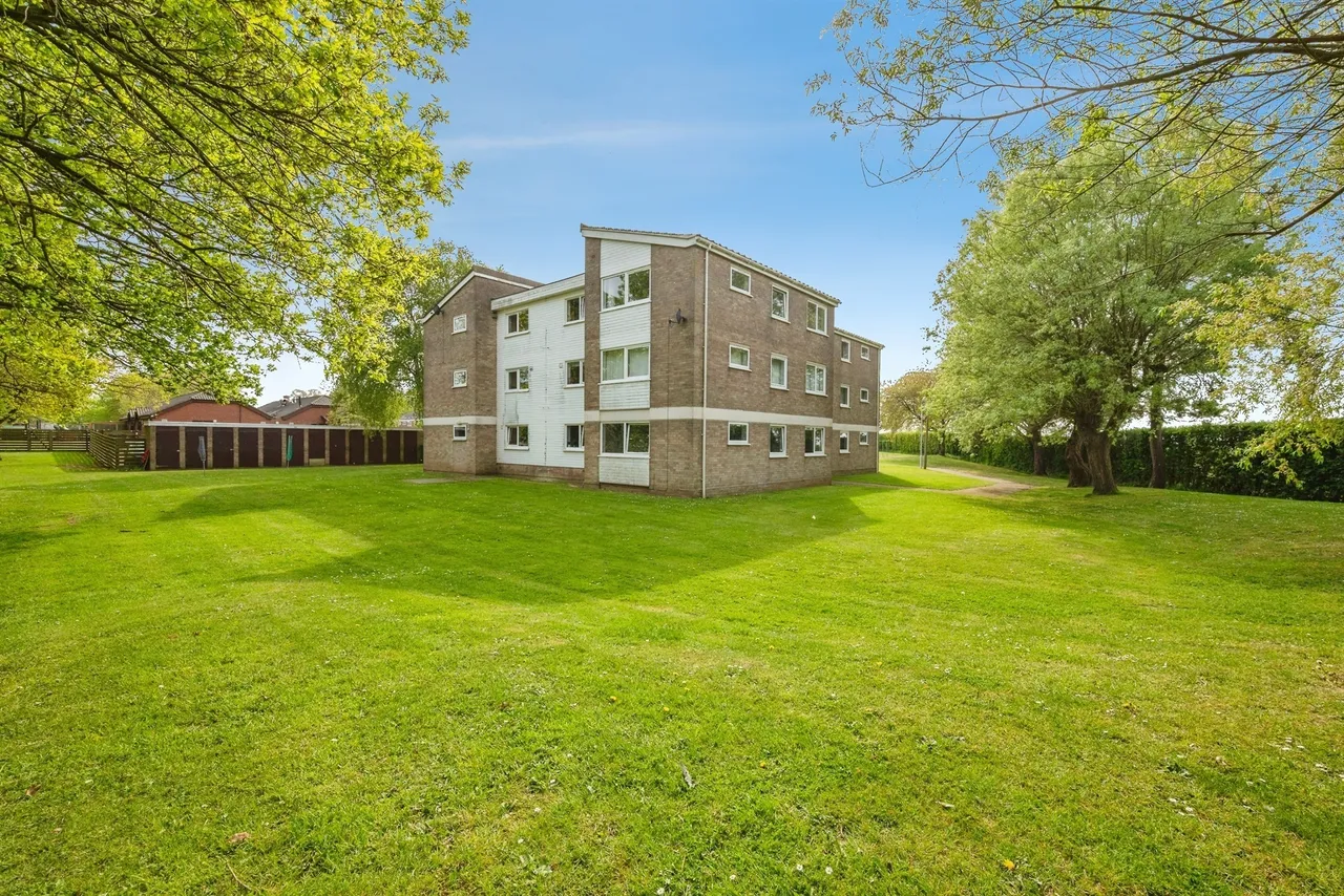 2 bed flat for sale — Ormesby Road, Badersfield, Norwich
