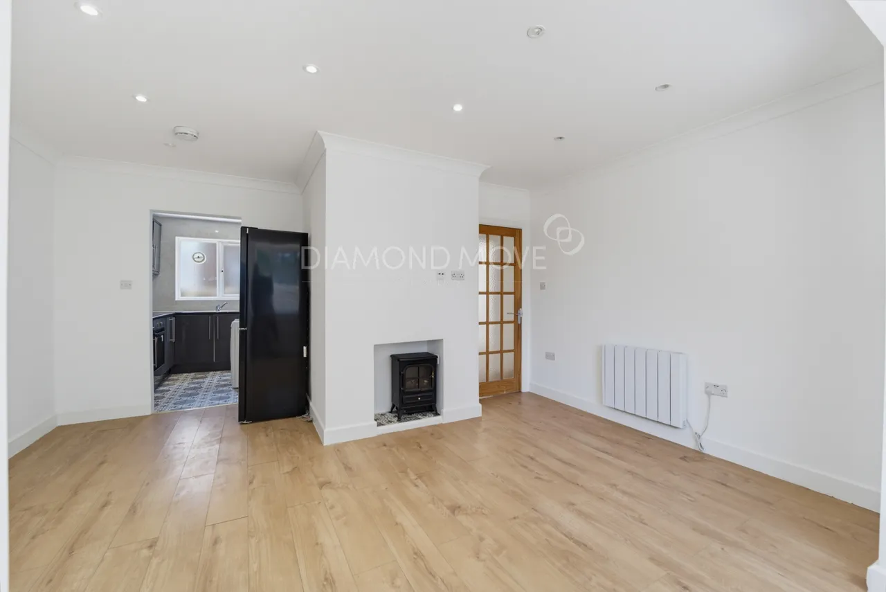 2 bed flat for sale — Staines Road, Feltham, TW14 0JT