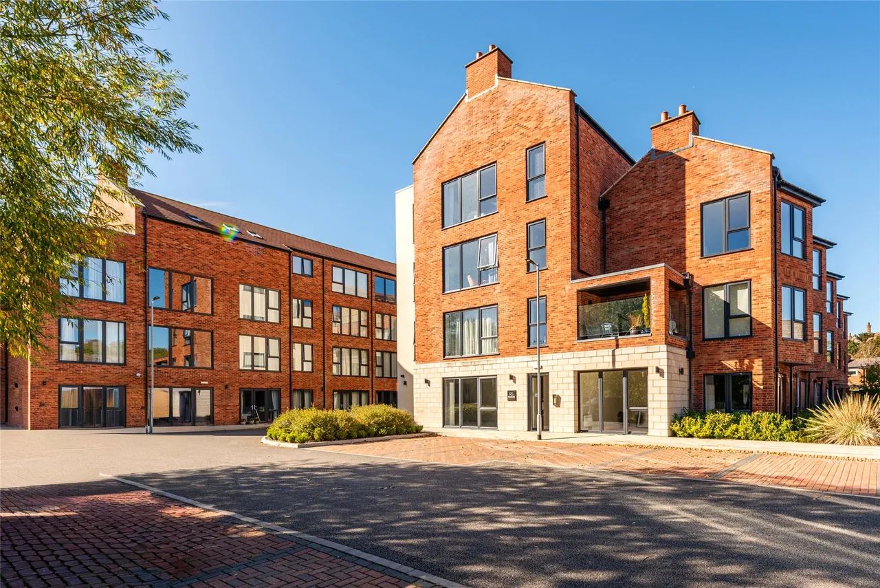 2 bed flat for sale, Regents Gate, Cornwalls Meadow, MK18