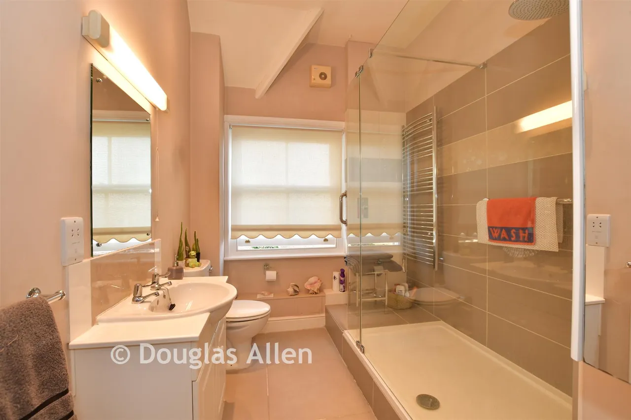 Village Way, Barkingside, IG6, photo 5