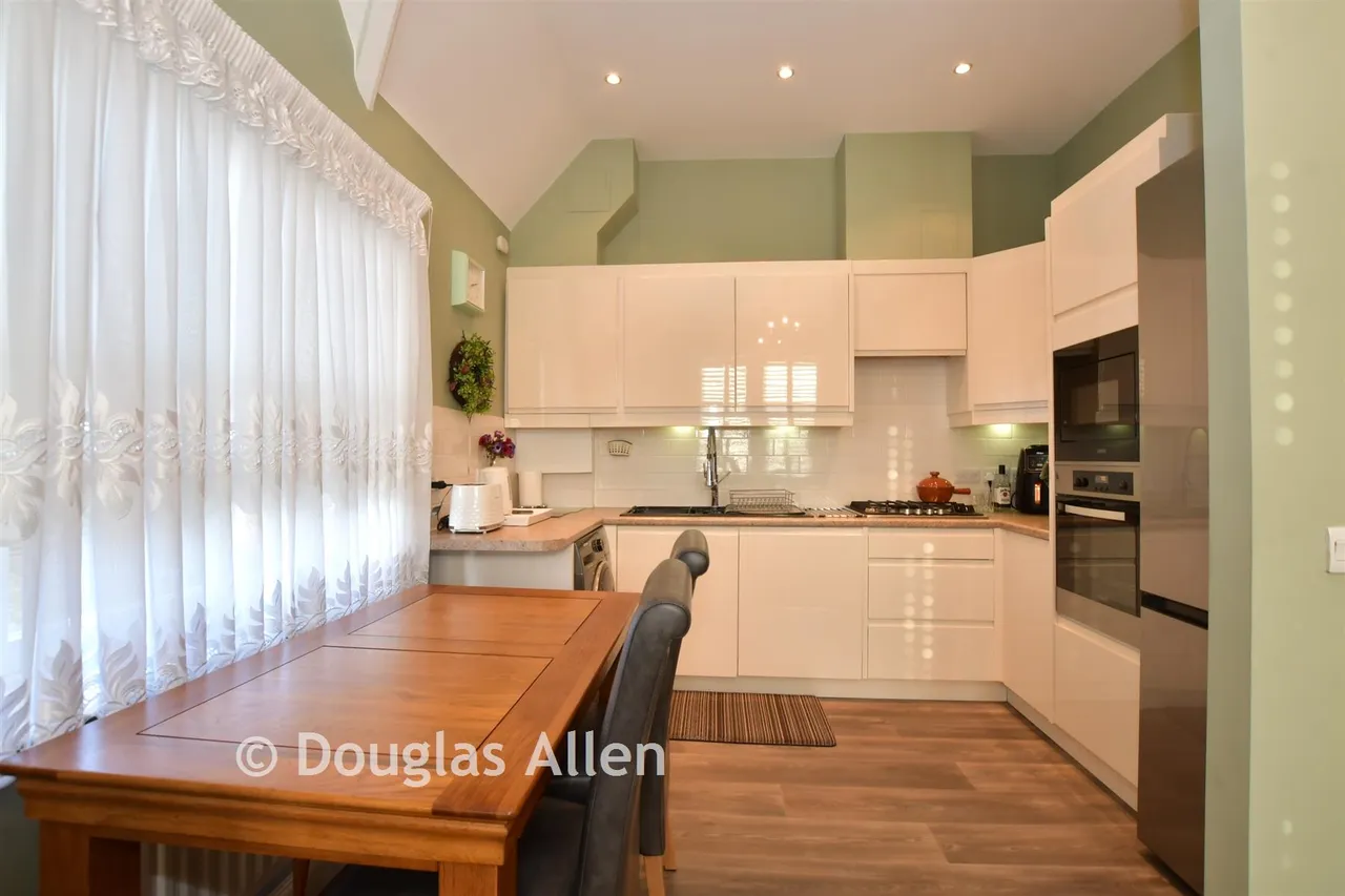 Village Way, Barkingside, IG6, photo 3