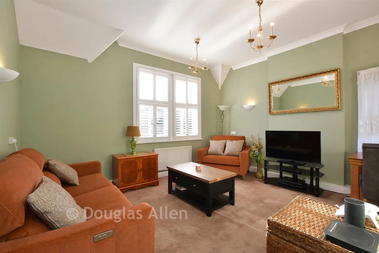 Village Way, Barkingside, IG6, photo 2