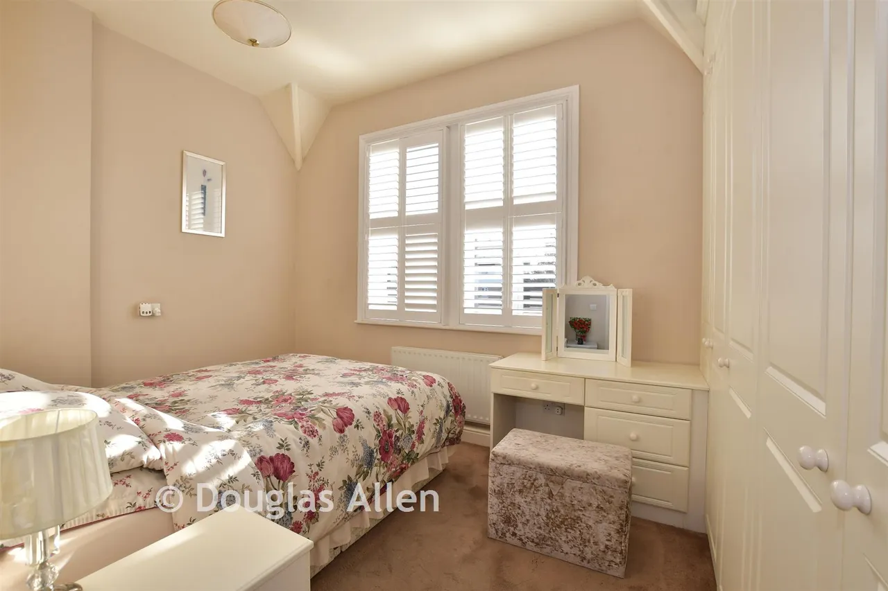 Village Way, Barkingside, IG6, photo 4