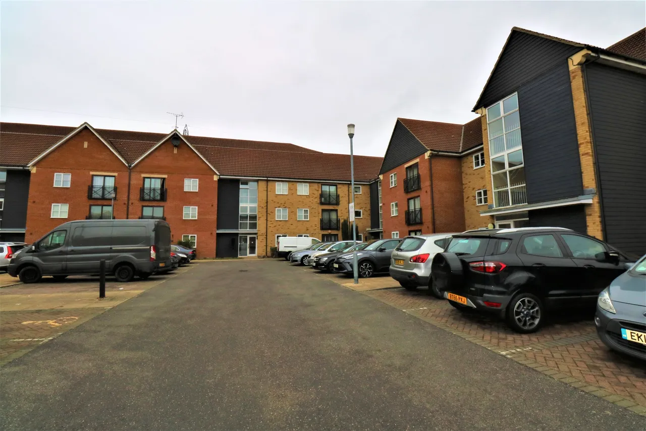 Howard Road, Chafford Hundred, Grays, Essex, RM16 6DG, photo 3
