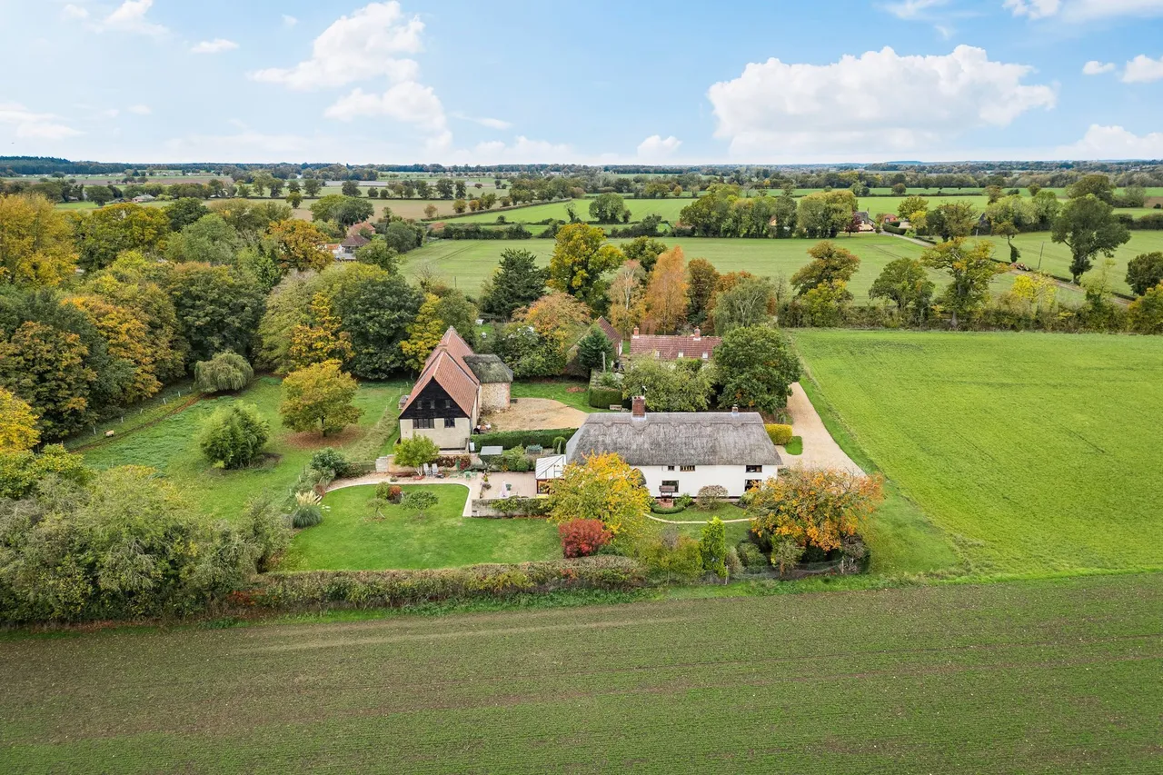4 bed house for sale, Handsome Thatched Farmhouse in Merton