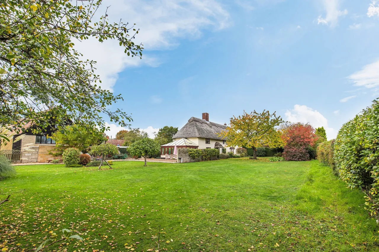 Handsome Thatched Farmhouse in Merton, photo 5