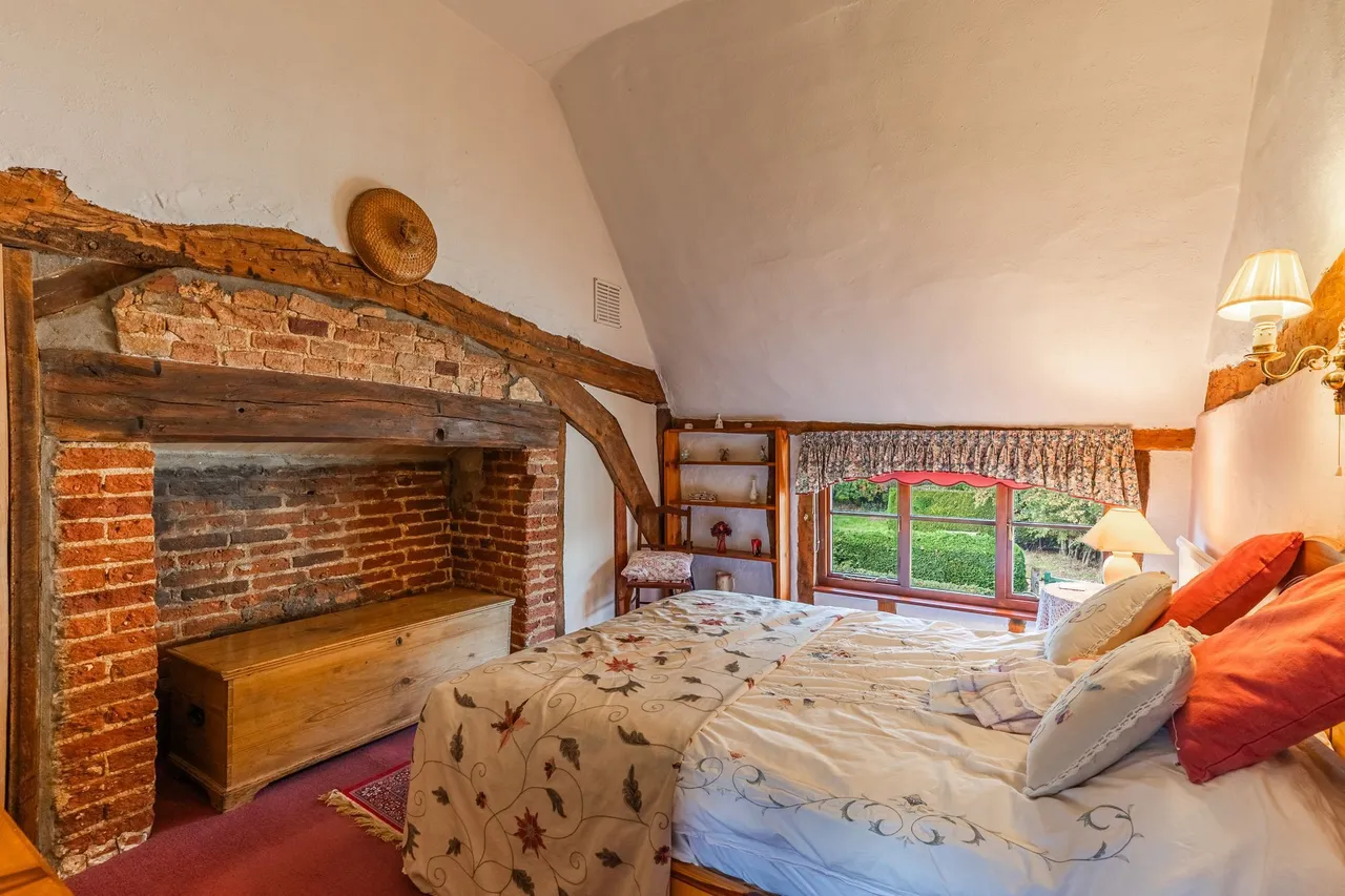 Handsome Thatched Farmhouse in Merton, photo 19