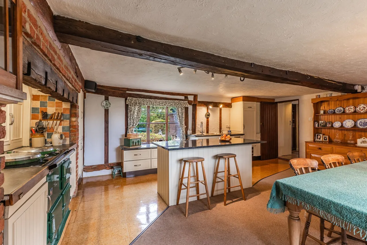 Handsome Thatched Farmhouse in Merton, photo 3