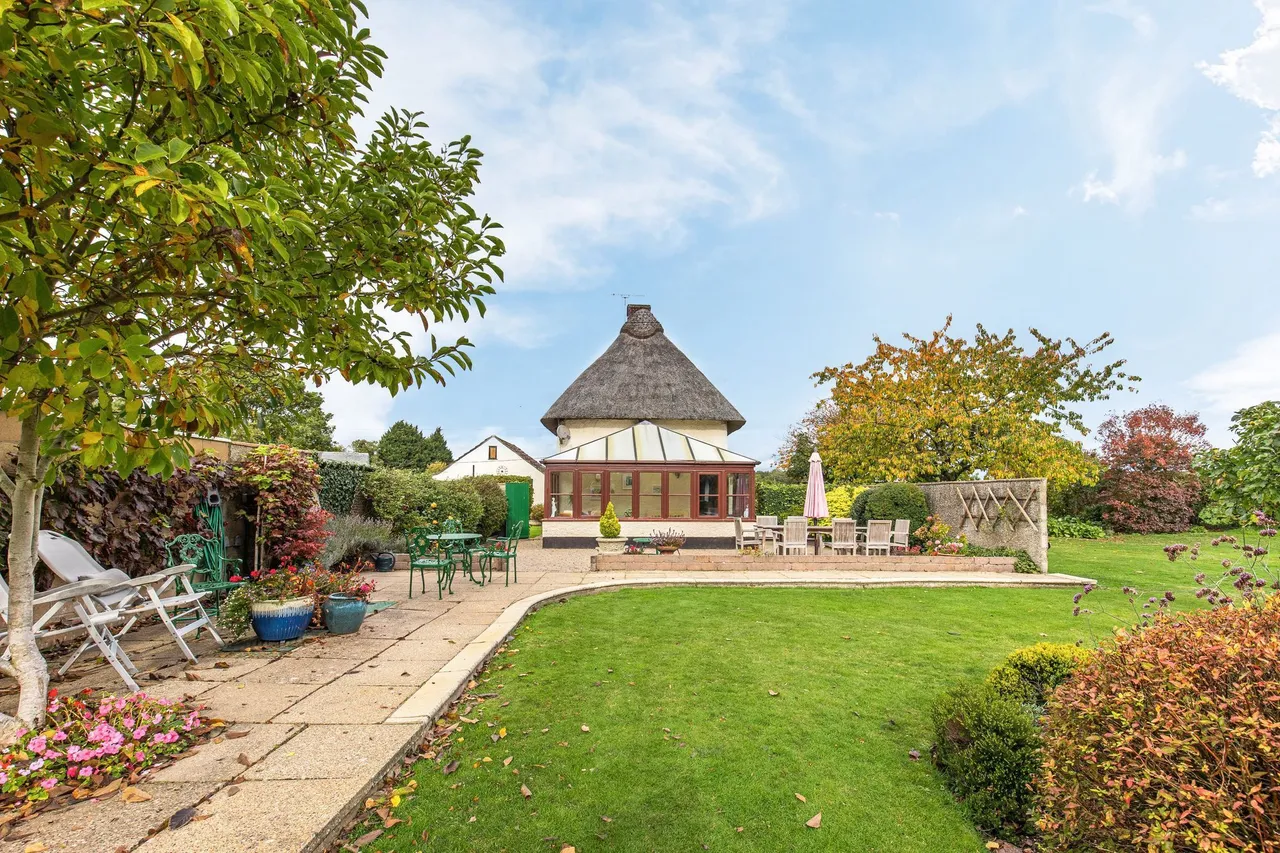 Handsome Thatched Farmhouse in Merton, photo 21
