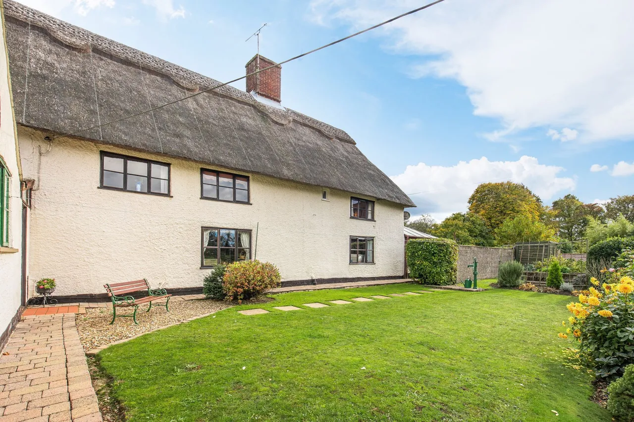 Handsome Thatched Farmhouse in Merton, photo 9