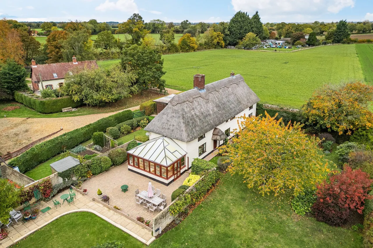 Handsome Thatched Farmhouse in Merton, photo 4