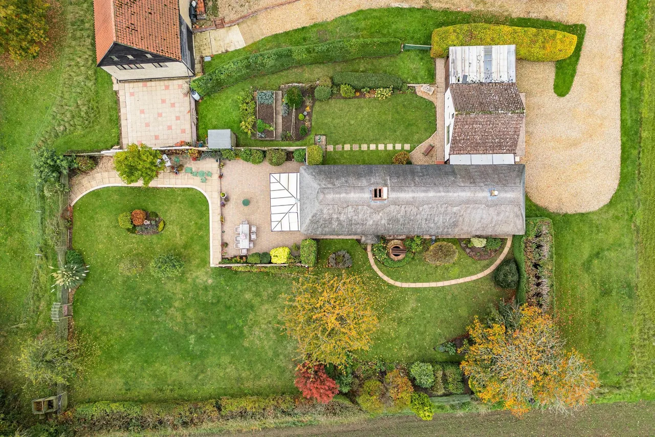 Handsome Thatched Farmhouse in Merton, photo 8