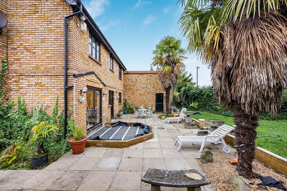 Coburg Gardens, Ilford, Essex, IG5 0PP, photo 13