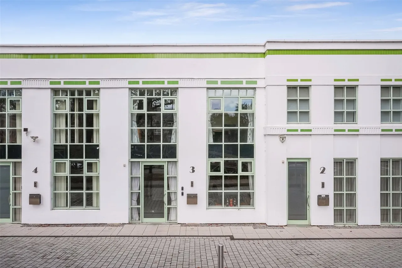 2 bed house for sale — Globe House Central, 1 Chertsey Road, Twickenham, TW1 1LJ