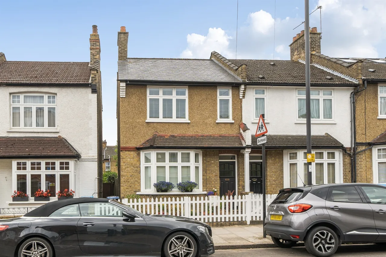 3 bed house for sale — Holtwhites Hill, Enfield