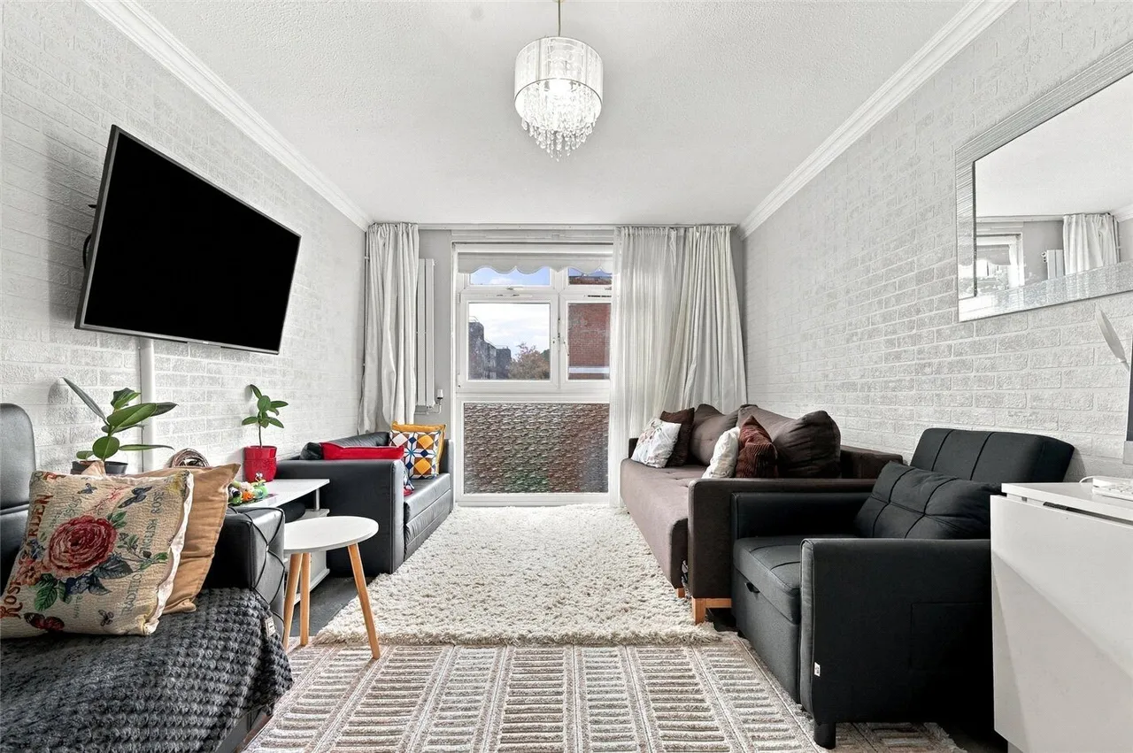 2 bed flat for sale, Holmleigh Road Estate, London, N16