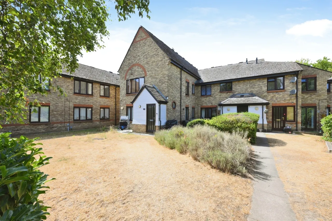 2 bed flat for sale — High Road, Wormley, Broxbourne