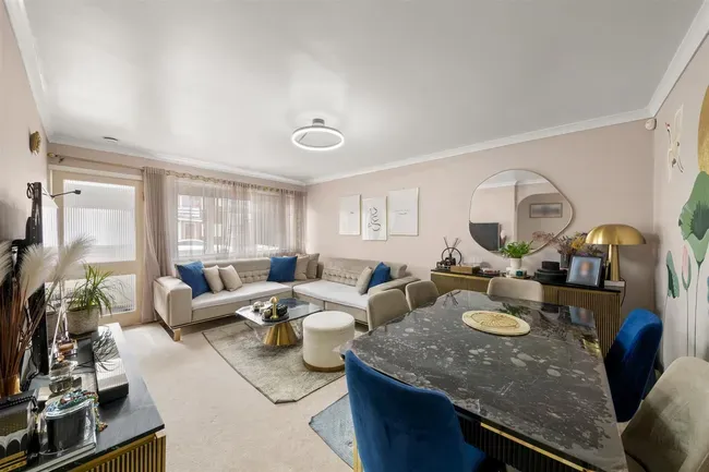 2 bed flat for sale — Gilpin Way, Harlington, Hayes