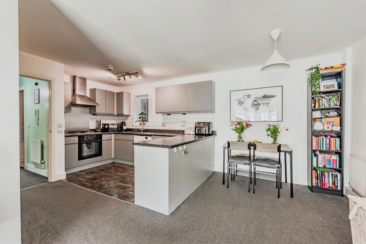 Station Approach, Horley, RH6, photo 6