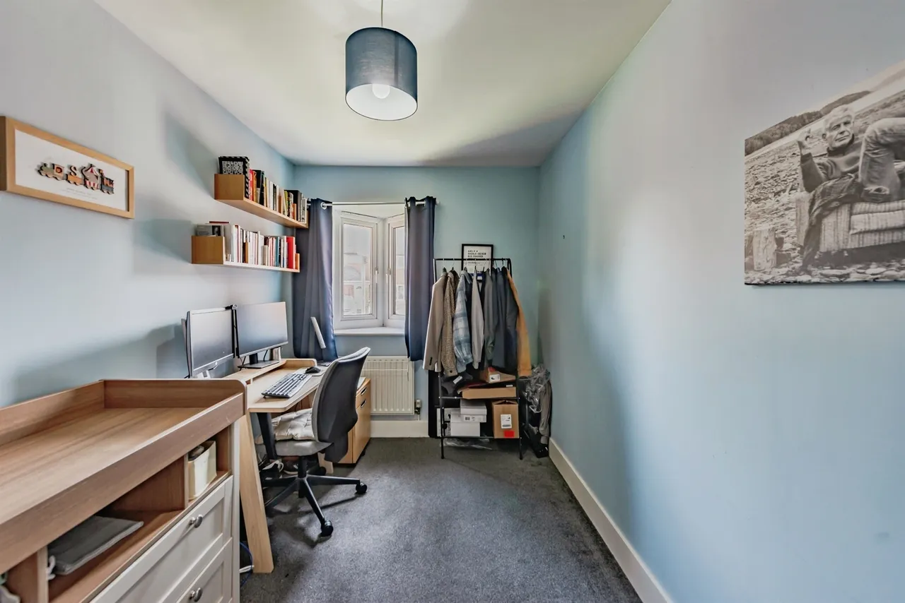 Station Approach, Horley, RH6, photo 9