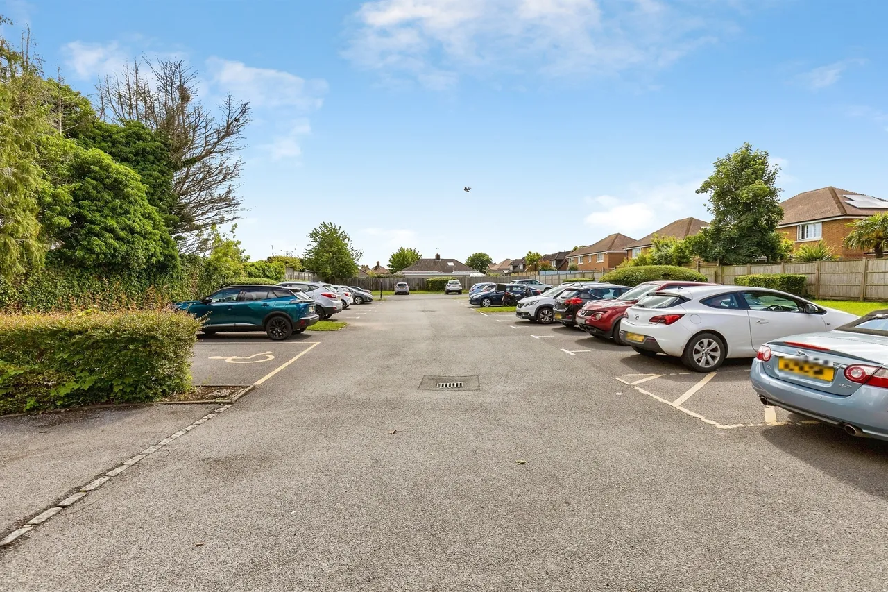 Godolphin Court, Crawley, RH10, photo 2