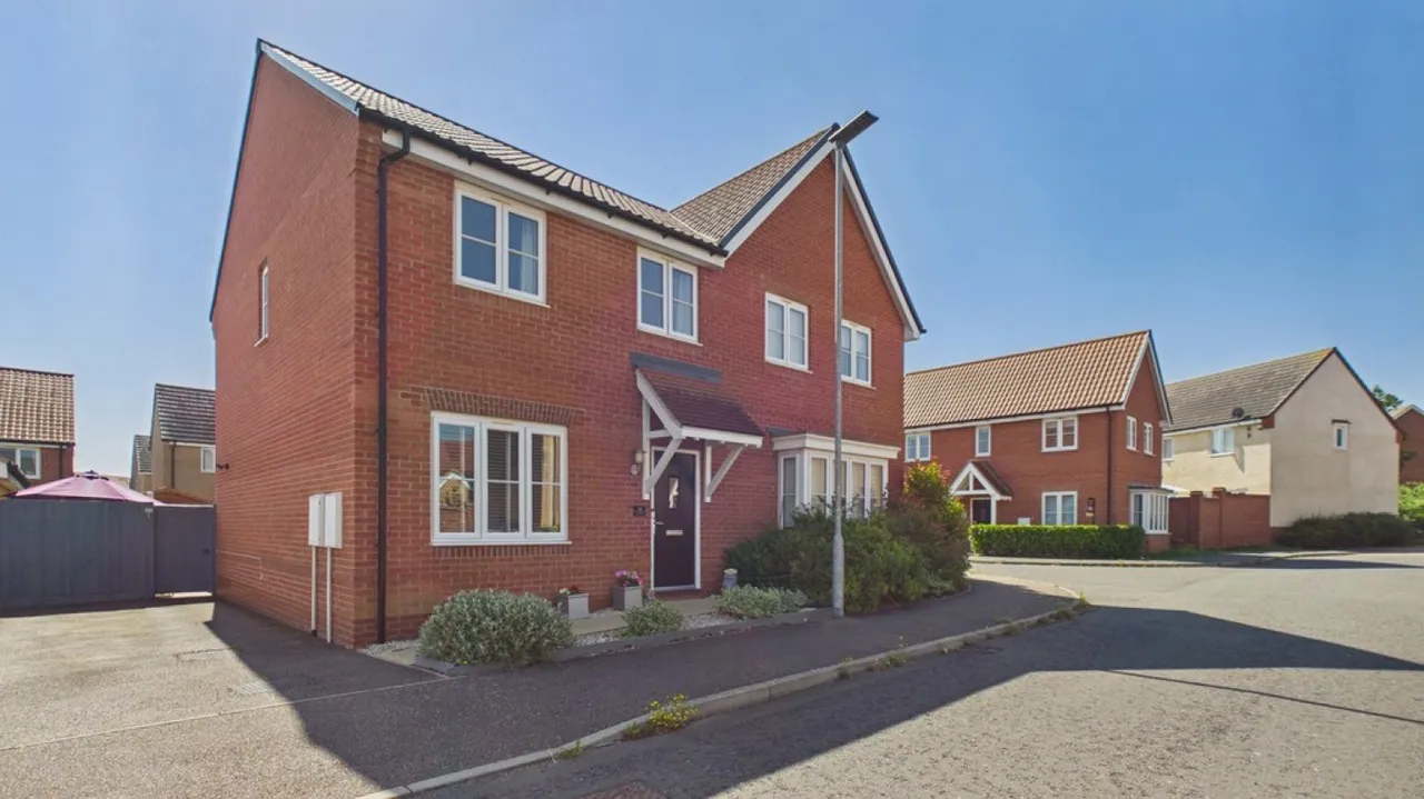 3 bed house for sale — Myrtlewood Road, Bury St Edmunds, Suffolk