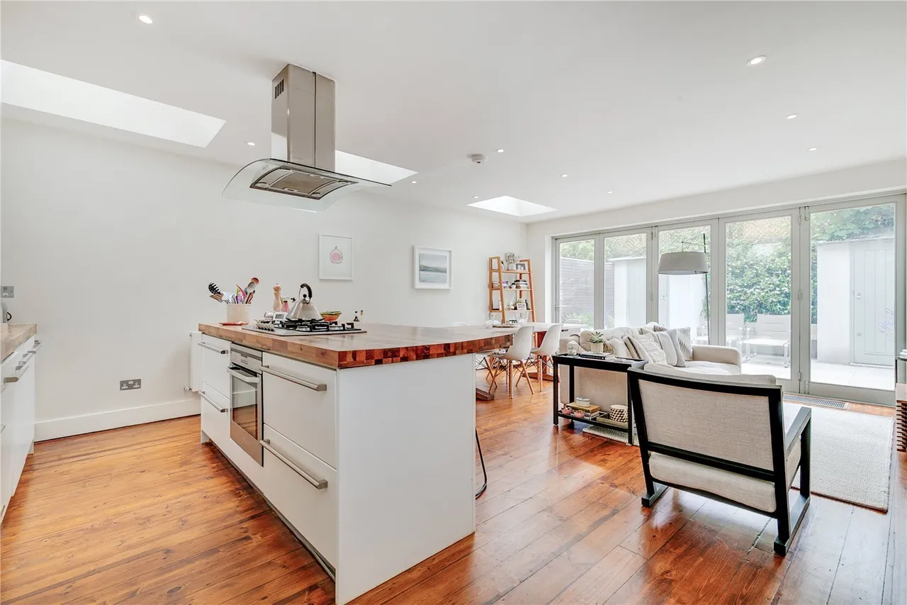 2 bed flat to rent, Manchuria Road, London, SW11
