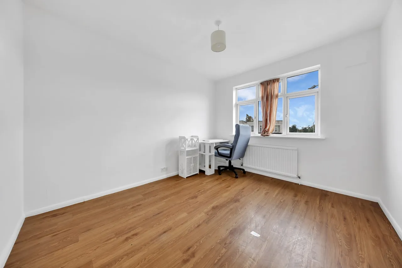 167A Longwood Gardens, Ilford, Greater London, IG5 0EN, photo 11