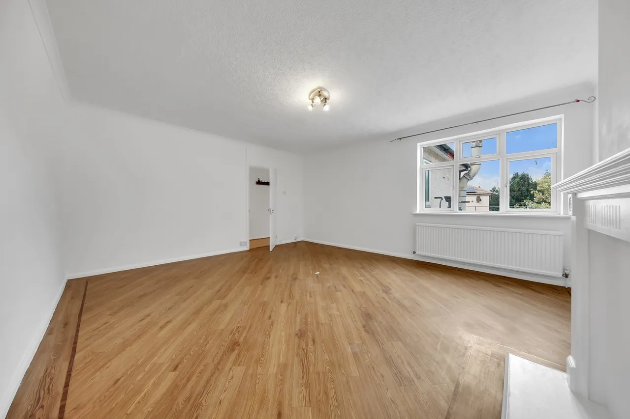 167A Longwood Gardens, Ilford, Greater London, IG5 0EN, photo 2