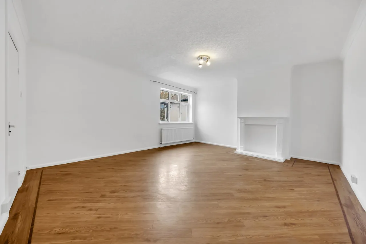2 bed property for sale — 167A Longwood Gardens, Ilford, Greater London, IG5 0EN