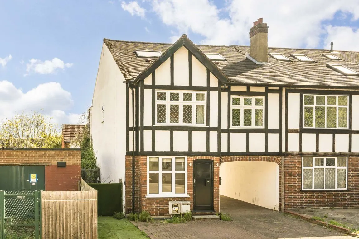3 bed property for sale, St. James's Drive, SW17