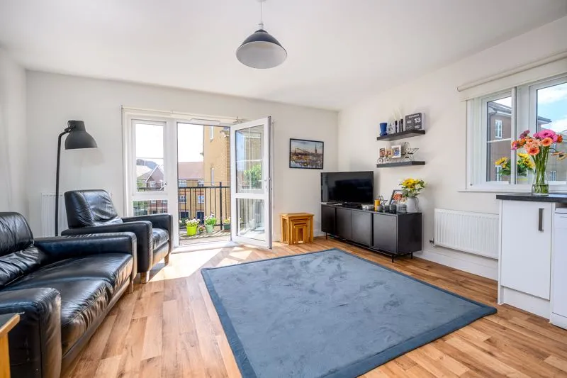 Alderson Grove Hersham, Walton-On-Thames KT12 5EG, photo 4