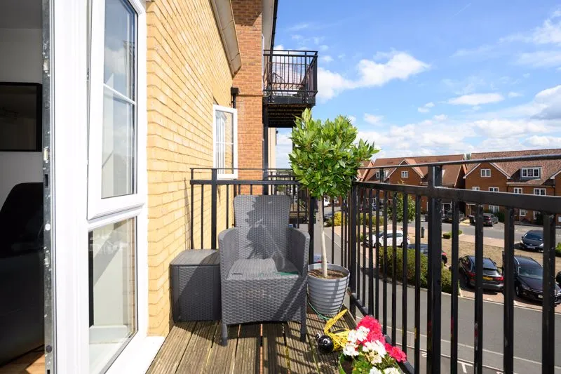 Alderson Grove Hersham, Walton-On-Thames KT12 5EG, photo 2