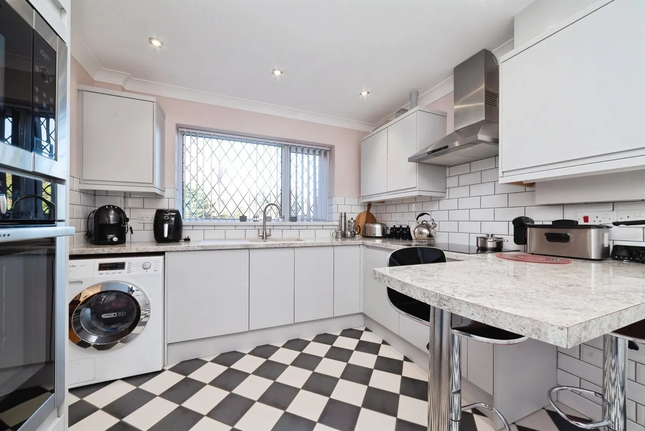 Churchill Avenue, COTTINGHAM, photo 6