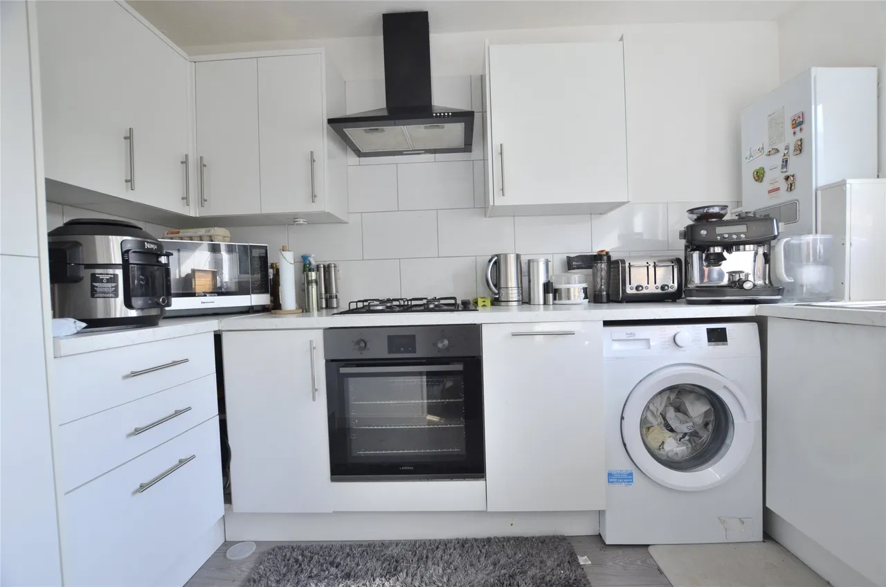 2 bed flat to rent — High Street, Purley, CR8 2AD