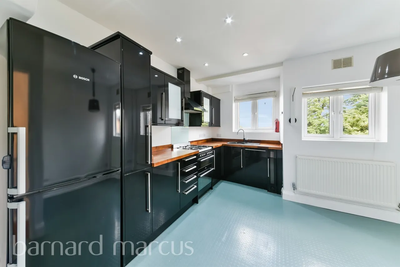 2 bed flat to rent — Central Road, Worcester Park