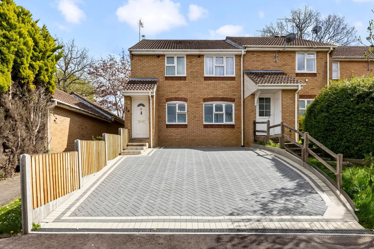 2 bed property for sale, Larch Way, Haywards Heath, RH16