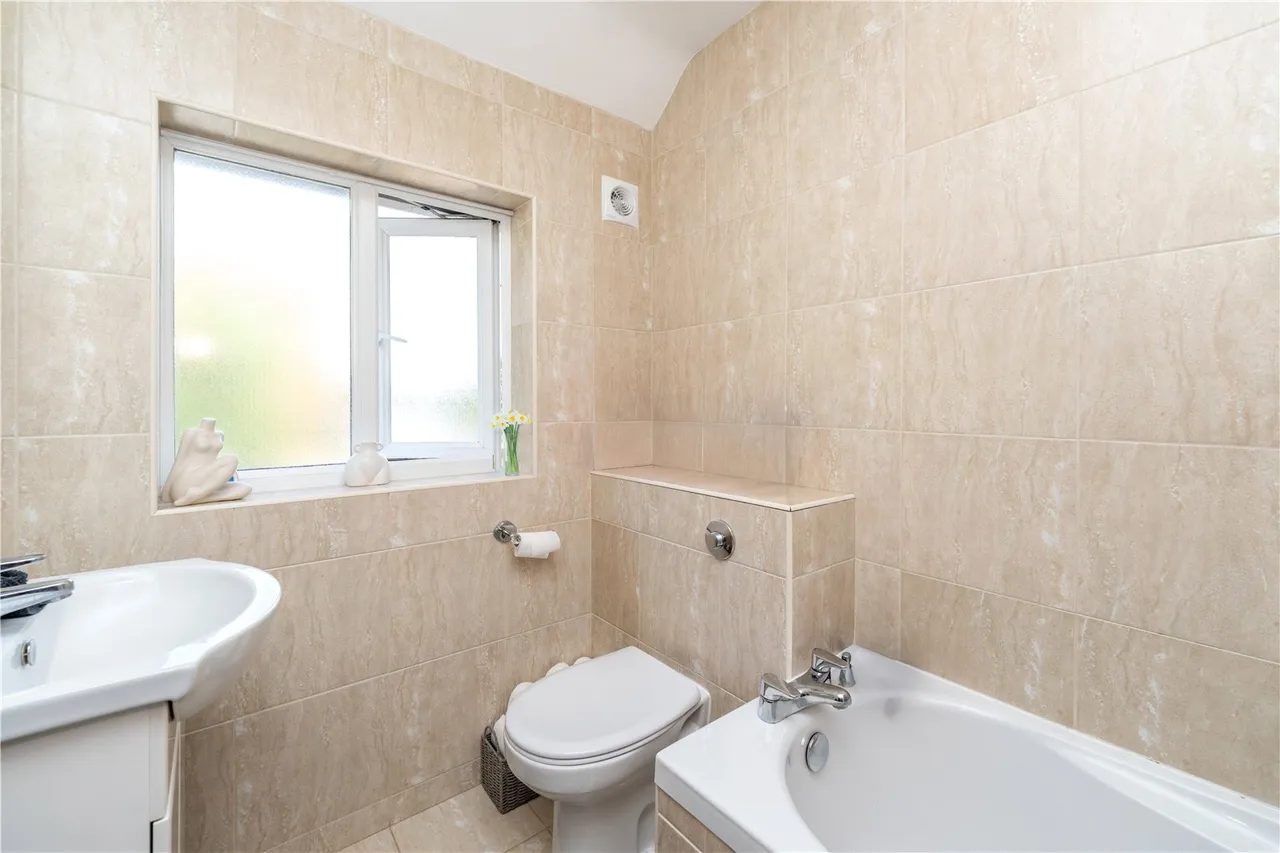 Heathcroft Avenue, Sunbury On Thames, TW16 7TN, photo 9