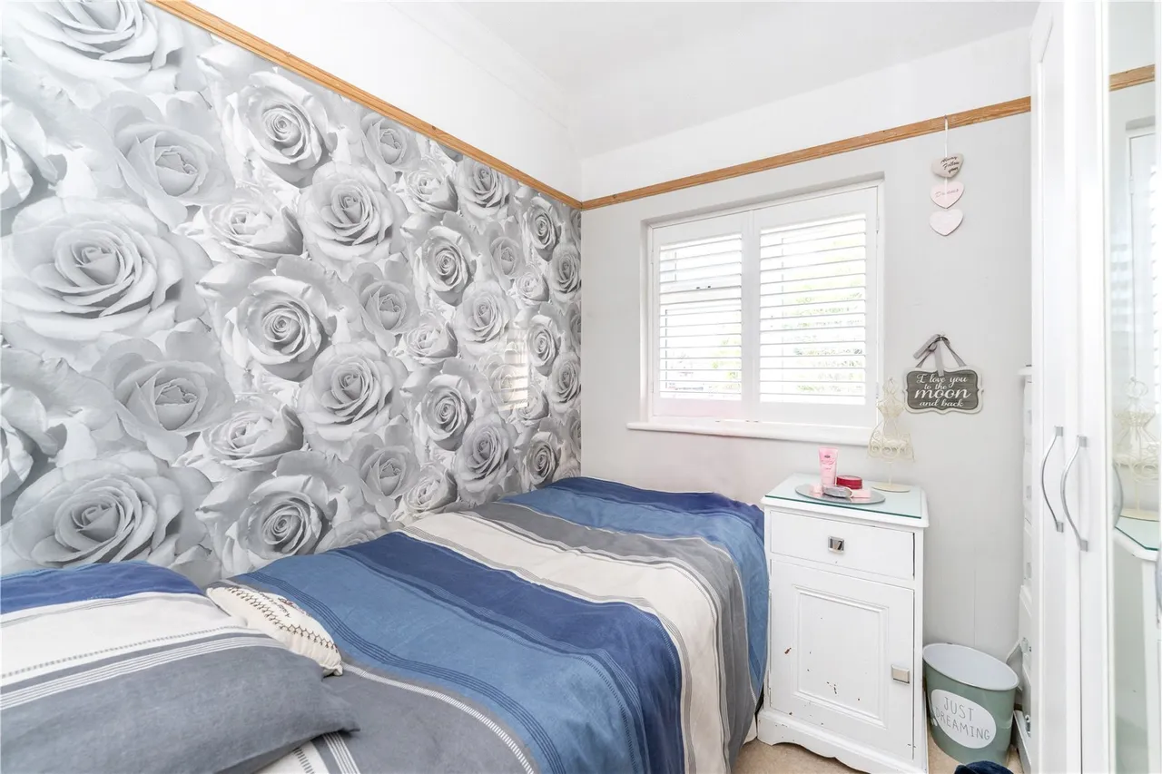 Heathcroft Avenue, Sunbury On Thames, TW16 7TN, photo 8